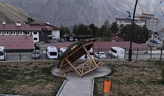Hakkari'de Yeni Kamelyaya Zarar Verildi