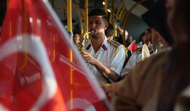 Halk otobüsünde Cumhuriyet Bayramı kutlaması yapıldı