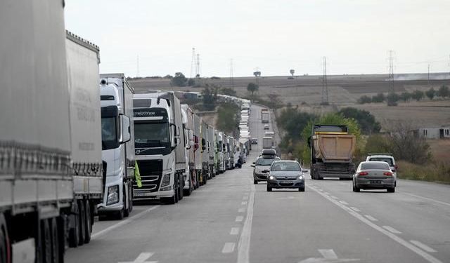 Hamzabeyli Sınır Kapısı'nda 27 Kilometrelik Tır Kuyruğu Oluştu