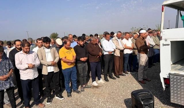 Hatay'da otomobil çarpan anne ve kızı yan yana toprağa verildi