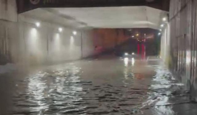 Hatay'da Sağanak Yağış Nedeniyle Yollar ve Caddeler Sular Altında Kaldı