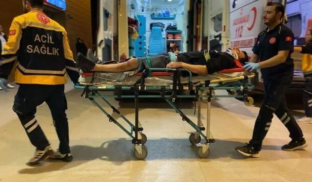 İnegöl'de motosikletle otomobil çarpıştı, 2 genç yaralandı