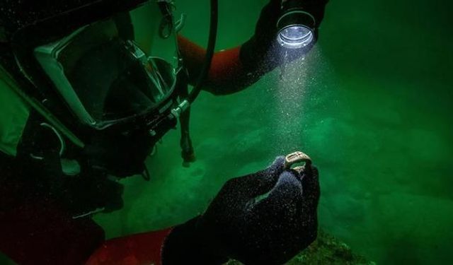 İskenderiye açıklarında su altı kazısında bronz yüzük bulundu