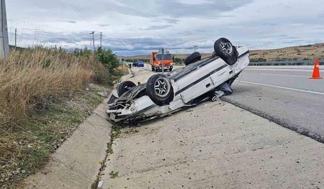 Isparta'da kontrolden çıkan araç 150 metre sürüklendikten sonra takla attı: 3 kişi yaralandı