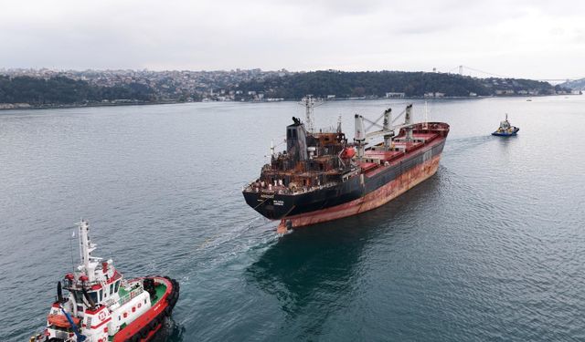 İstanbul Boğazı'nda Palau bayraklı geminin geçişi nedeniyle trafik durduruldu
