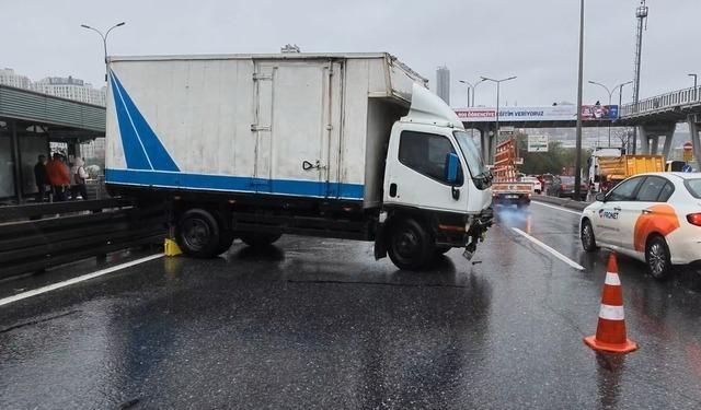 İstanbul E-5 Haramidere'de Kamyonetin Metrobüs Bariyerlerine Çarpması Trafiği Kilitledi