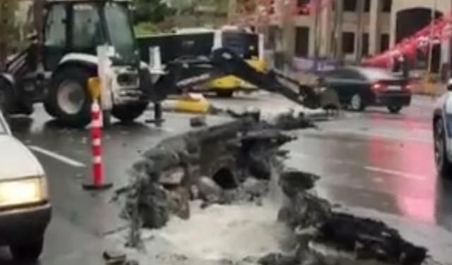 İstanbul Eyüpsultan'da Sağanak Nedeniyle Yol Çöktü