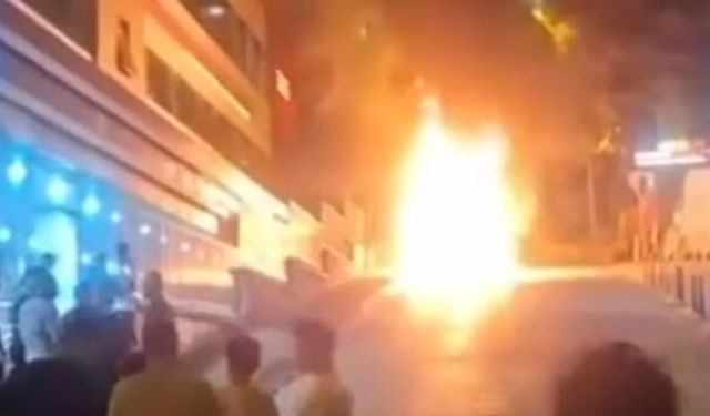 İstanbul Eyüpsultan'da Seyir Halindeki Hafif Ticari Araç Yangınla Küle Döndü