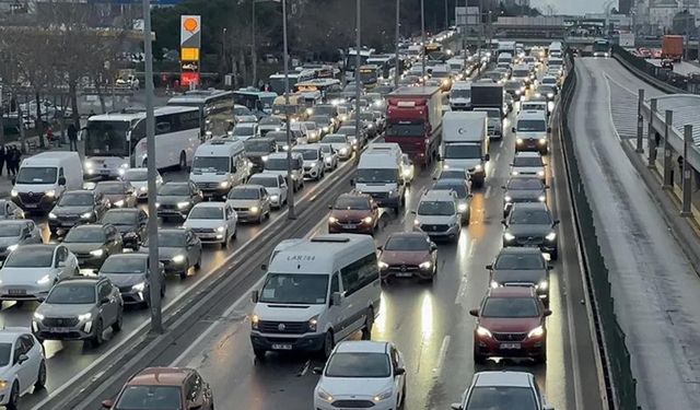 İstanbul'da 29 Ekim kutlamaları nedeniyle bazı yollar trafiğe kapatıldı