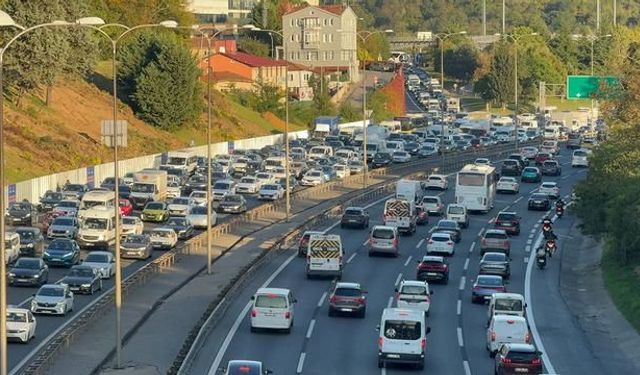 İstanbul'da sel nedeniyle sokaklar boş kaldı, trafik yoğunluğu yüzde 33'e düştü