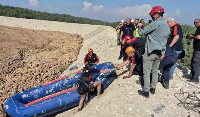 İzmir Buca'da Çamur Alanında Mahsur Kalan Sokak Köpeği Kurtarıldı
