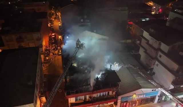 Kağıthane'de 4 katlı binanın çatısında çıkan yangın kontrol altına alındı