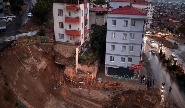 Kahramanmaraş'ta temel kazısı sırasında toprak kayması nedeniyle 2 bina tahliye edildi