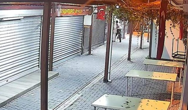 Kaldırım taşıyla camları kırıp telefoncu ve bankadan hırsızlık yaptı
