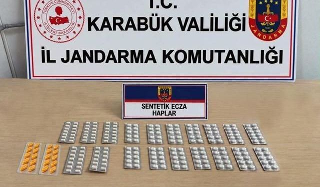 Karabük'te 2 şüphelinin üzerinde 230 sentetik ecza hapı bulundu