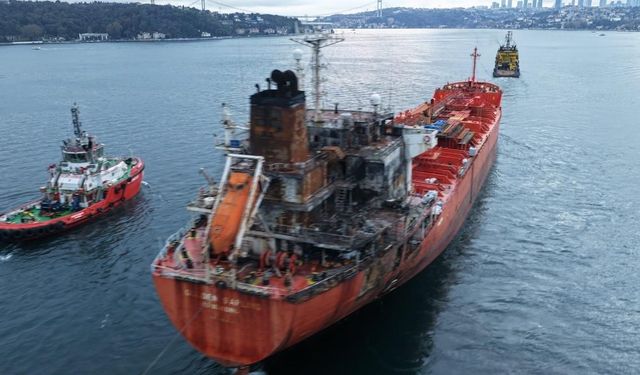 Karadeniz'de Hasar Gören M/T Golden Sapling İstanbul Boğazı'ndan Geçti
