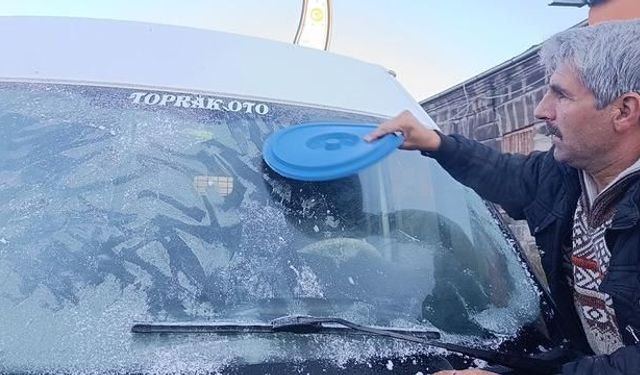 Kars'ta sıcaklık eksi 6 dereceye düştü, araç camları buzlandı