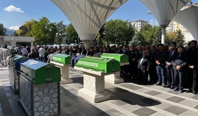 Kayseri'de trafik kazasında yaşamını yitiren 3 kişi defnedildi