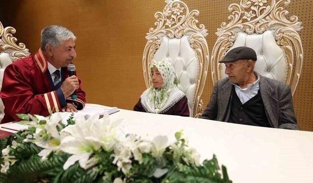 Kocaeli Dilovası'nda 86 yaşındaki Fevzi Yağız ile 72 yaşındaki Mülkünaz Hasdemir evlendi