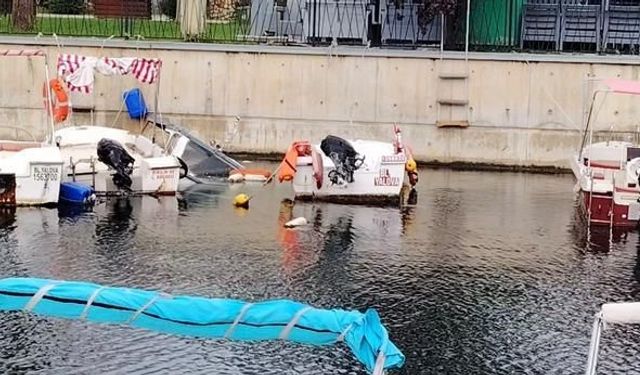 Kocaeli Karamürsel'de fırtına nedeniyle balıkçı tekneleri zarar gördü