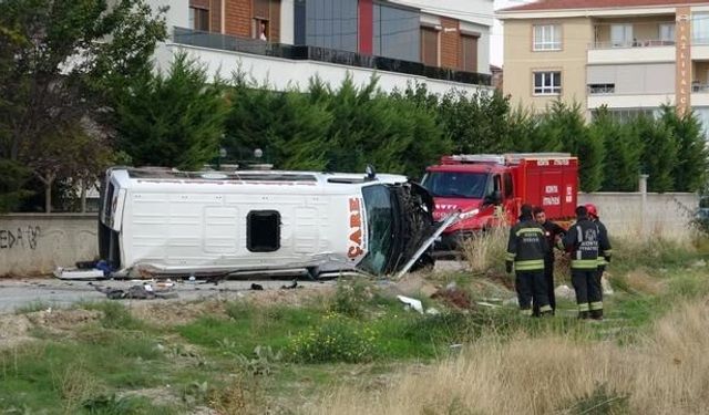 Konya'da servis minibüsü ile otomobilin çarpışması sonucu 9 kişi yaralandı