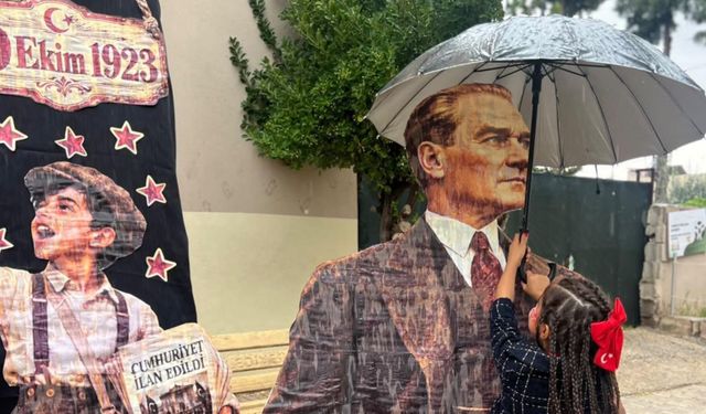 Küçük Kız Yağmurda Atasına Şemsiye Tutarken Gözler Öne Çıktı