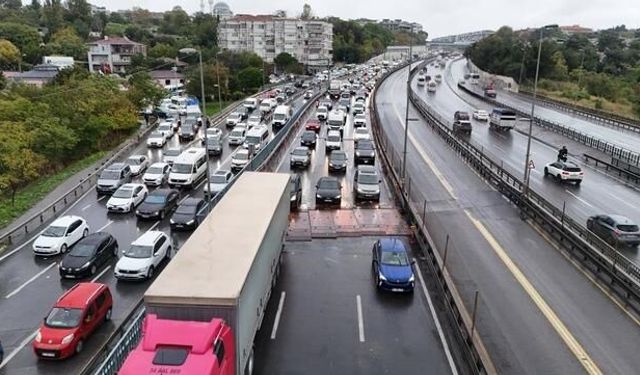 Küçükçekmece D-100 Karayolu'nda Derz Kasisi Trafiği Kilitledi