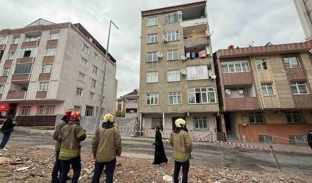Küçükçekmece'de çatlama nedeniyle 7 katlı bina boşaltıldı