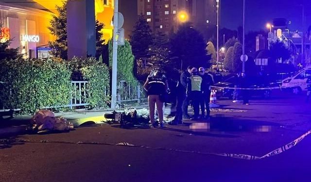 Küçükçekmece'de motosikletle otomobil çarpıştı: 1 kişi yaşamını yitirdi, 1 kişi ağır yaralandı