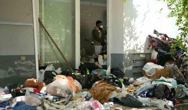 Kuşadası'nda kötü koku şikayeti üzerine 6 kamyon çöp çıkarıldı