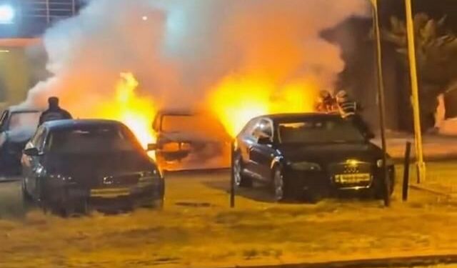 Kuşadası'nda park halindeki 2 otomobil kundaklandı