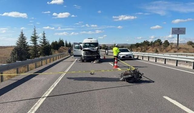 Kütahya'da minibüsle çarpışan motosiklet sürücüsü yaşamını yitirdi