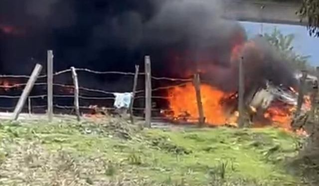 Lastiği patlayan tır köprüden düşerek alev aldı