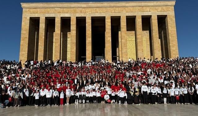 LÖSEV Üyeleri Anıtkabir'i Yaklaşık 100 Bin Kişiyle Ziyaret Etti