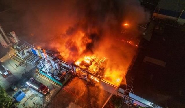 Manisa Organize Sanayi Bölgesinde Akü Fabrikasında Yangın Çıktı