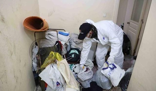 Manisa Yunusemre'de çöp evden 6 kamyon atık çıkarıldı