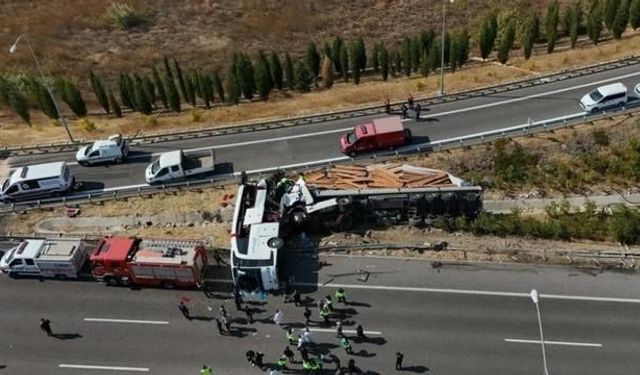 Manisa'daki kazada otobüs ve tır sürücüleri tutuklandı