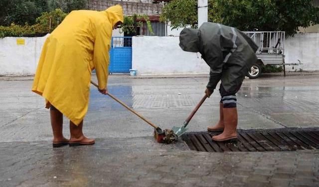 Menteşe Belediyesi sağanak yağışa karşı aralıksız çalışıyor