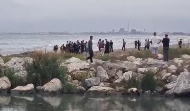 Mersin'de denize giren 3 gençten biri boğularak yaşamını yitirdi