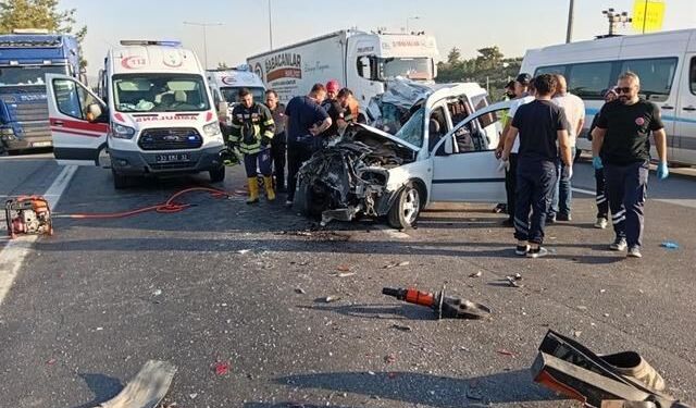Mersin'de hafif ticari araç TIR'a çarptı: 2 kişi hayatını kaybetti, 1 kişi ağır yaralandı