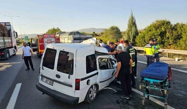 Mersin'de hafif ticari aracın çekiciye çarpması sonucu 2 kişi yaşamını yitirdi