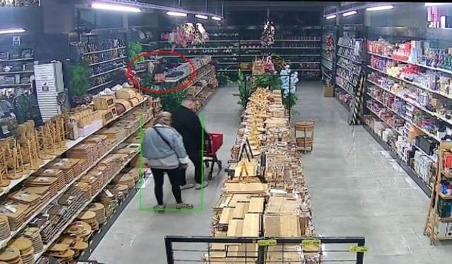Minibüsün altında kalmaktan son anda kurtuldular