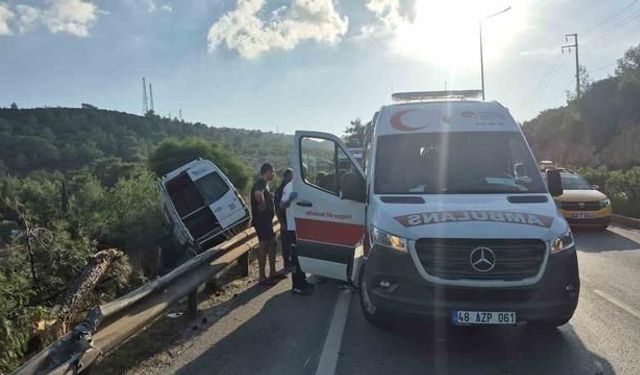 Muğla Bodrum'da makas atan otomobil minibüse çarptı: 2 kişi yaralandı