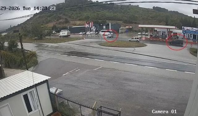 Otomobilin ikiye ayrıldığı trafik kazası kameraya yansıdı