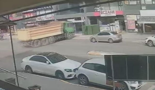 Pendik'te hafriyat kamyonunun eczaneye girdiği an kameraya yansıdı