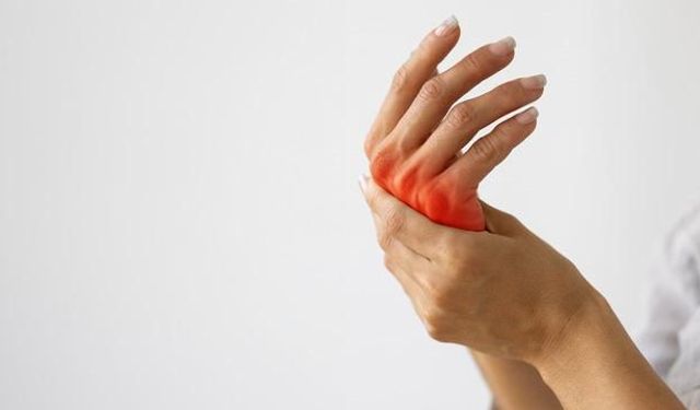 Romatoid artrit parmak eklemlerinde ağrı yapabilir, erken tanı önemli