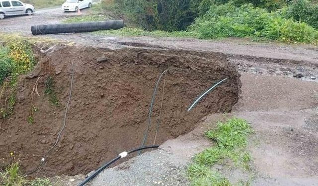 Sakarya Hendek'te Yağış Nedeniyle Tali Yol Çöktü, Mahalleli Barikat Kurdu