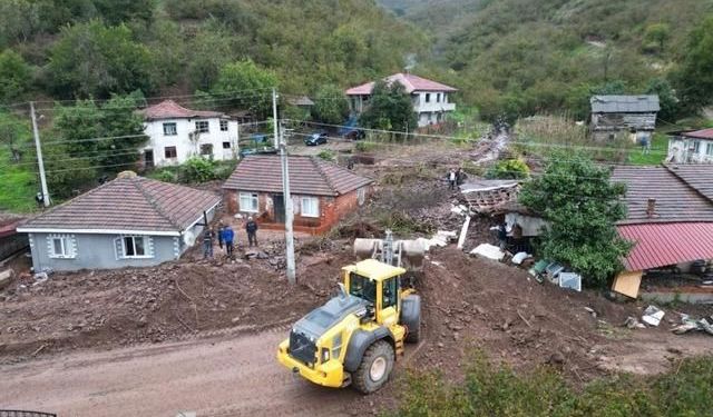Sakarya Karasu'da sel ve heyelan nedeniyle bir ev yıkıldı, eşyalar dağıldı