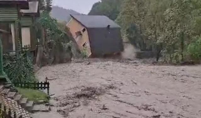 Sakarya'da Dere Kenarındaki Villa Yıkıldı