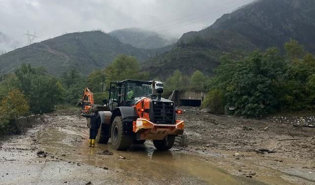 Sakarya'da sağanak sonrası heyelan iki mahallenin bağlantısını kesti